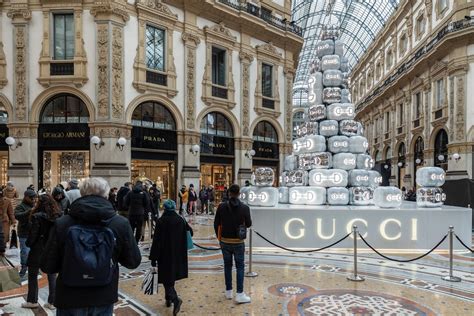 Milano, l'albero di Gucci in Galleria Vittorio Emanuele è costato 